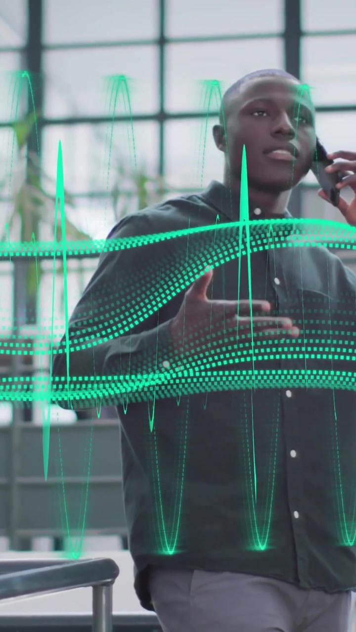 Mand, der taler i telefon, med et grønt digitalt bølgeanimations-overlay.