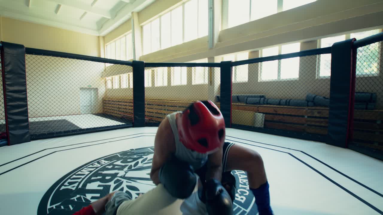 Combattenti di MMA che si allenano in una gabbia