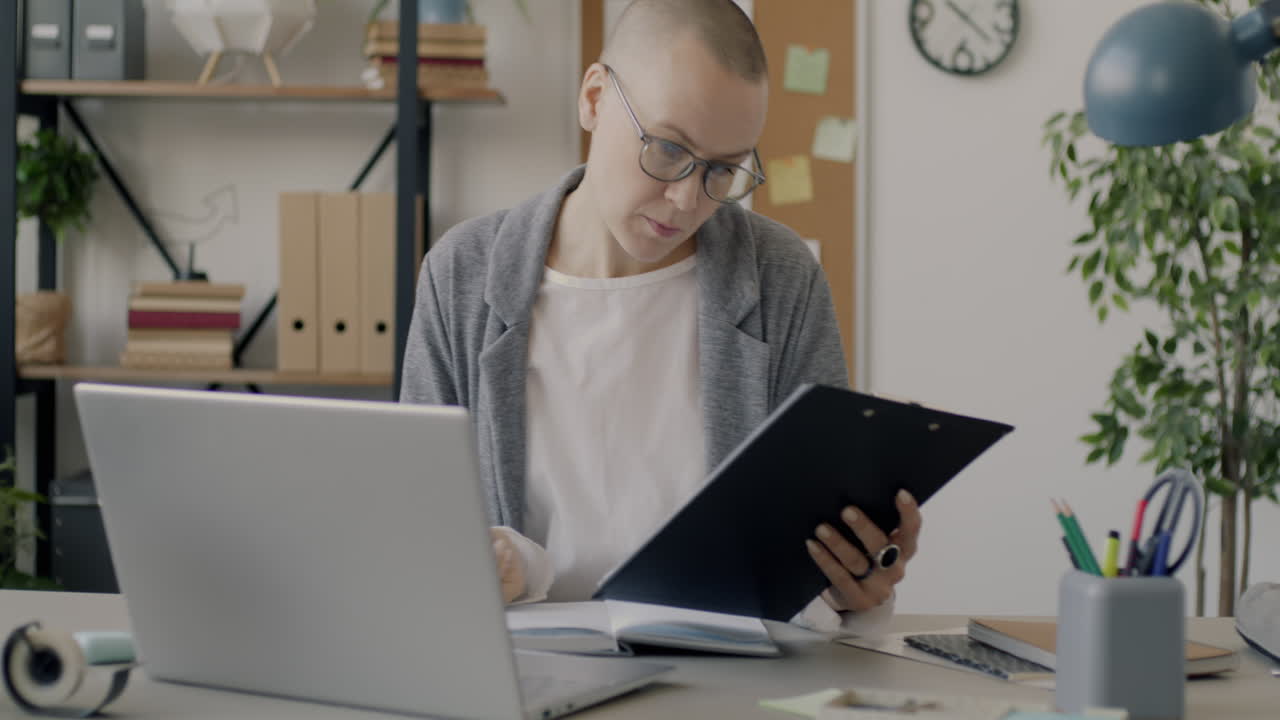 mujer que trabaja en una oficina