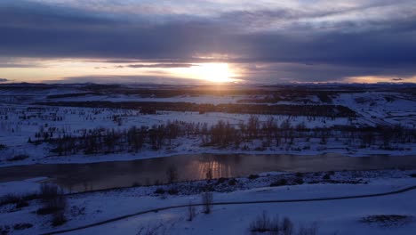 Majestätischer-Wintersonnenuntergang:-Drohnenaufnahmen-Von-Kanadischen-Gemeinden