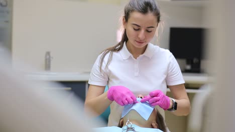 dentista examinando a un paciente