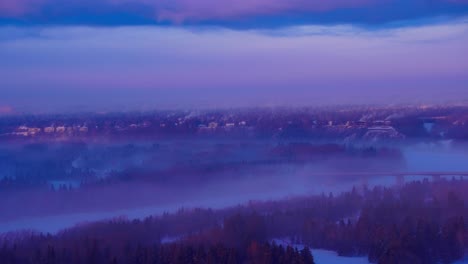 Ab-Dem-7.-Februar-2021-Hält-Der-Tiefe-Frost-Die-Edmontonier-Von-Alberta-Fest,-Wenn-In-Diesem-Zweiteiligen-Zeitraffer-1-2-Sturmwolken-Im-Morgengrauen-Aus-Dem-Westen-Den-Nördlichen-Saskatchewan-Fluss-Hinunter-Bei-Minus-30-C-Aufziehen