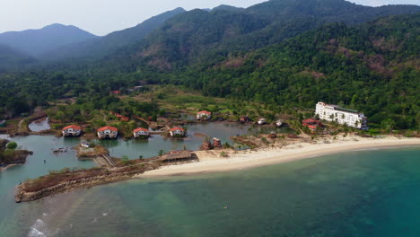 el abandonado koh chang grand lagoona resort en una playa tropical en tailandia