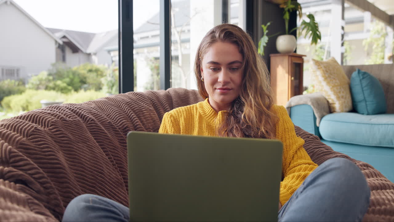 mujer trabajando en la computadora portátil en casa