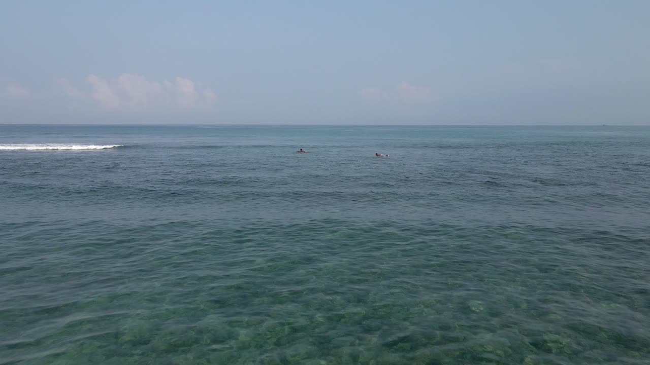 항공기가 스리랑카로 날아가 서핑 보드를 타고 파도를 기다리고 있습니다.