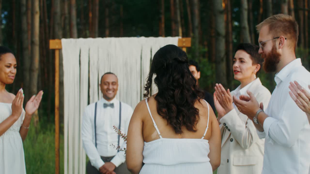ceremonia de bodas en el bosque al aire libre
