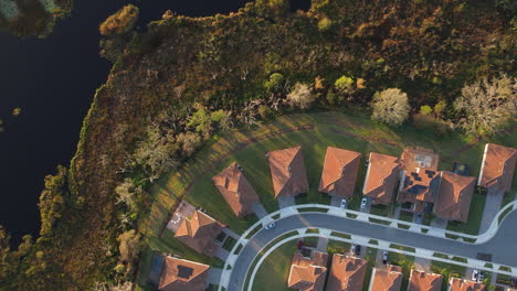 Vista-Aérea-Sobre-La-Orilla-Del-Lago,-Casas-De-Barrio,-Puesta-De-Sol-En-Florida,-Ee.uu.---De-Arriba-Hacia-Abajo,-Disparo-De-Drones