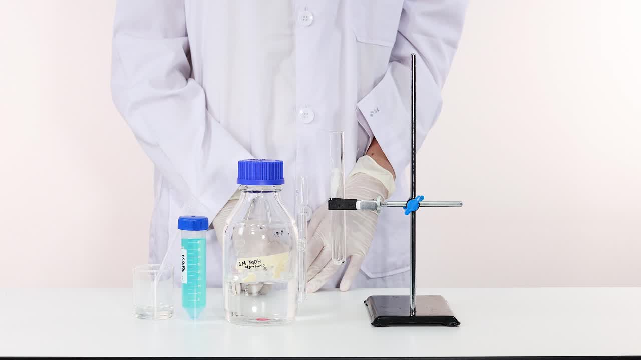 científico que lleva a cabo un experimento de reacción química