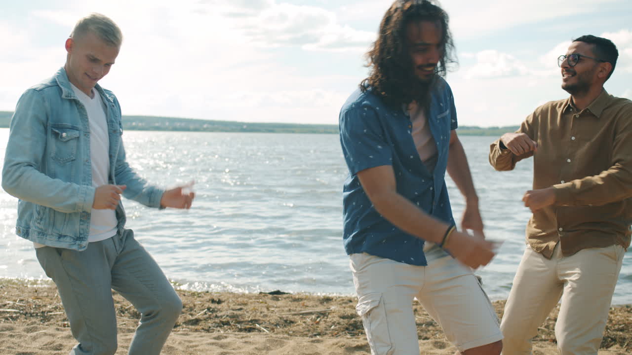 해변에서 춤추는 친구들