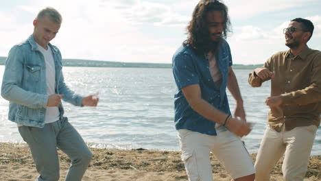 amigos bailando en la playa.