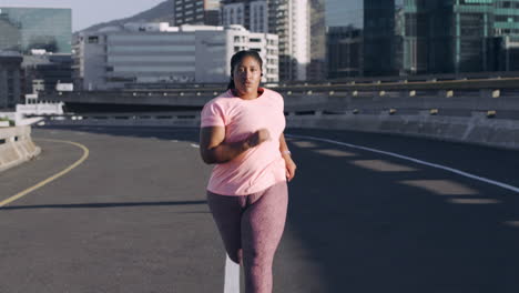 Mujer-Negra-En-La-Ciudad,-Corriendo