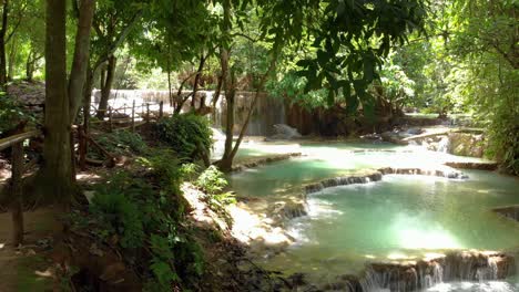 4k pan de las hermosas piscinas de cascada turquesa en las famosas cascadas de kuang si en laos, sudeste de asia