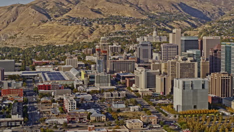 salt lake city utah antena v14 que establece una toma panorámica acrpss área central del centro que captura el paisaje urbano moderno y el hermoso paisaje de ladera - filmado con una cámara inspire 2, x7 - octubre de 2021