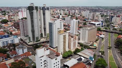 vuelo aéreo sobre la avenida naçoes unidas, hacia edificios residenciales, bauru, brasil