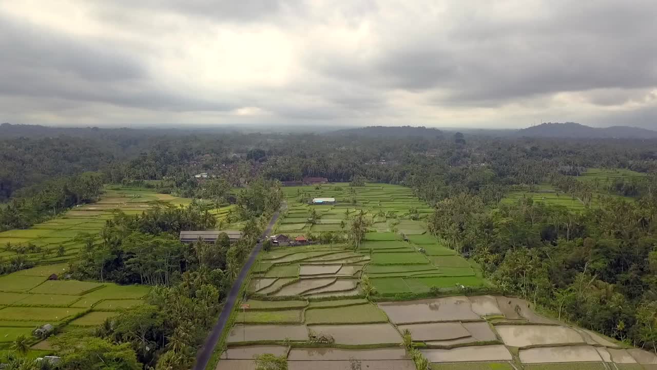 grandes cluds sobre el arrozal de bali