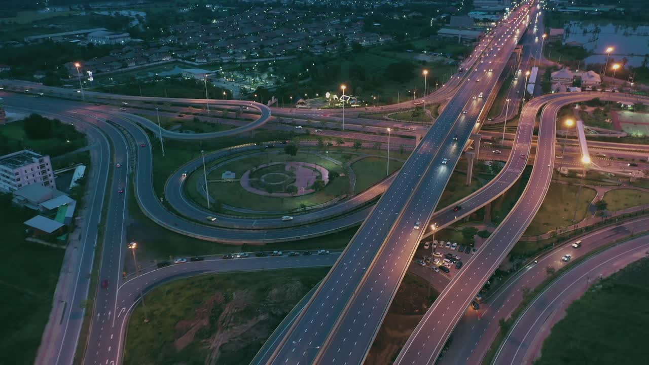 태국 방의 4k 다중 차선 고속도로에서 도시 도로의 공중 장면