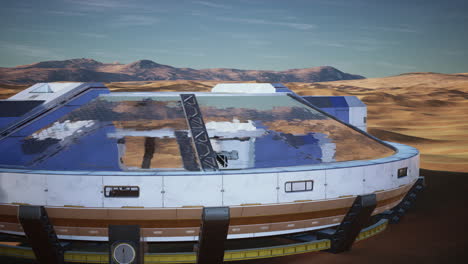 una nave espacial futurista en un planeta desierto alienígena.