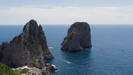 Wunderschöne-Geologische-Meeresstapel-Felsformationen-An-Der-Italienischen-Küste---Luftaufnahme