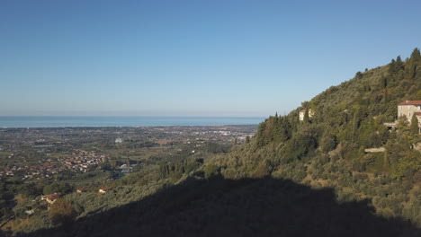 Toma-Aérea-De-Drones-Que-Se-Eleva-Sobre-Las-Hermosas-Colinas-Toscanas-Que-Revelan-La-Ciudad-De-Lido-Di-Camaiore