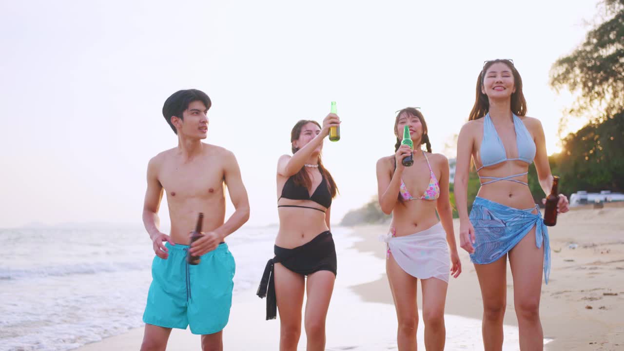 친구 들 이 해변 파티 를 즐기고 있다