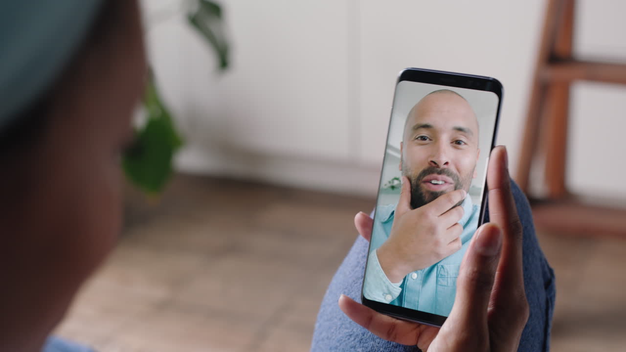 mujer joven chateando en video usando un teléfono inteligente en casa disfrutando del chat con su novio teniendo una conversación compartiendo estilo de vida en el teléfono móvil
