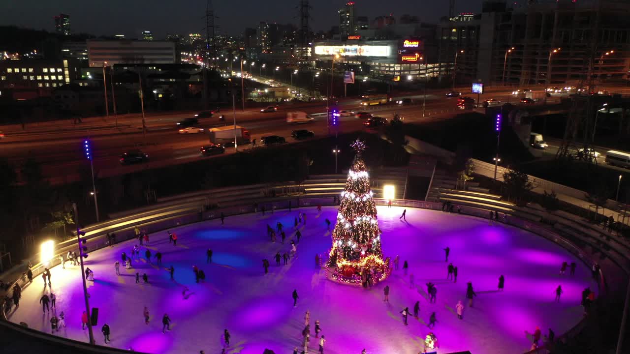 크리스마스 트리와 함께 밤에 도시 아이스 스케이팅 리크