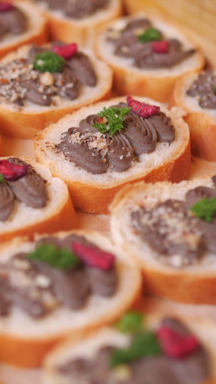 Roti dengan olesan hati di resepsi pernikahan, ditata dengan elegan, bidikan bergerak vertikal