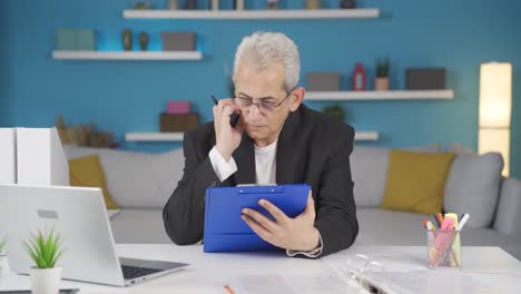 trabajador de oficina en casa hombre tomando notas, anotando información.