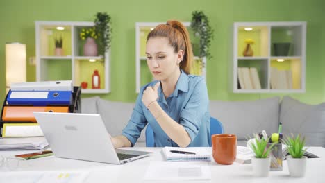 Mujer-De-Negocios-Joven-Aburrida.