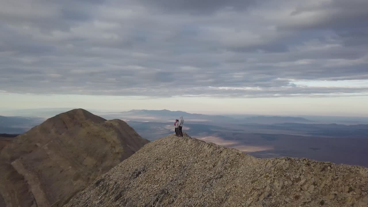 탁 트인 전망을 자랑하는 유타 솔트레이크시티의 네보산 정상까지 하이킹하는 모험가들 - 공중 트럭 팬