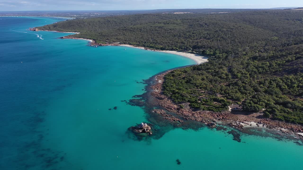 Vista aerea con drone di Meelup Beach e della splendida costa di Cape Naturaliste, Australia, in una giornata di sole.