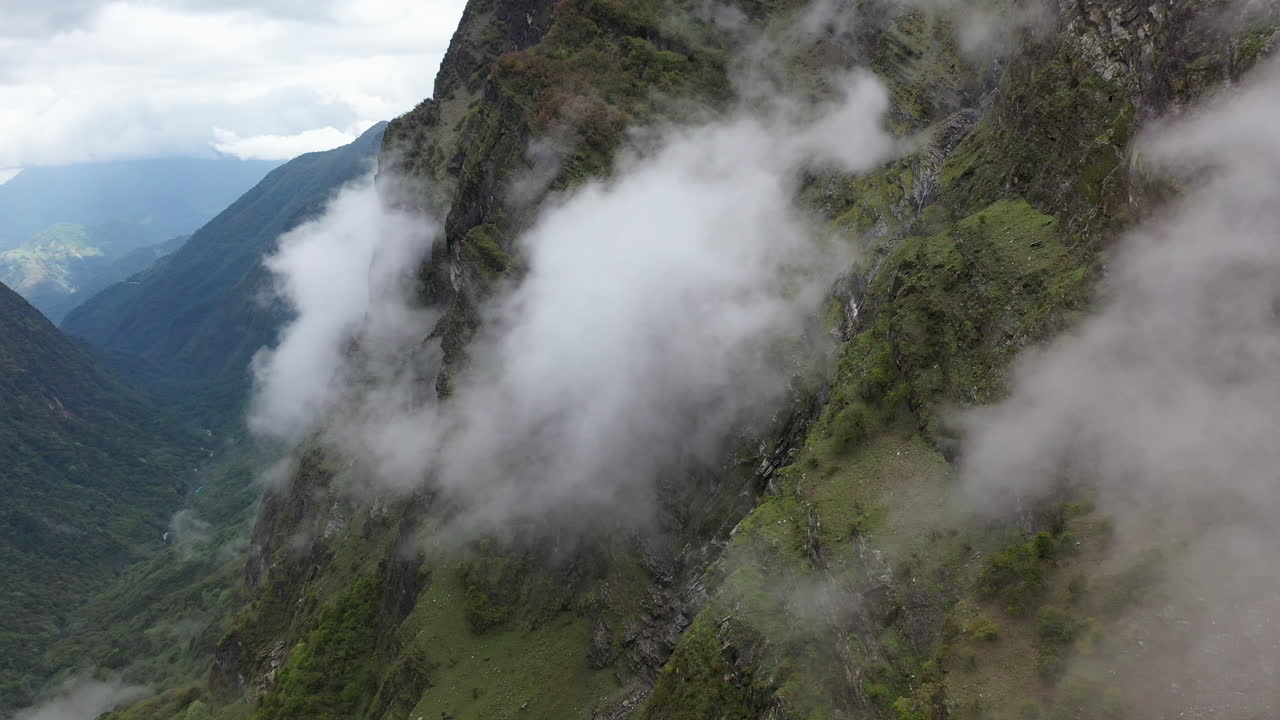 imágenes aéreas de drones de un acantilado nublado en las montañas de annapurna, nepal