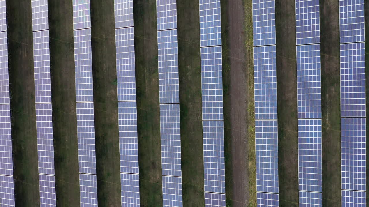 Veduta aerea di un gigantesco campo solare nel deserto, ripreso dall'alto, che produce energia pulita.