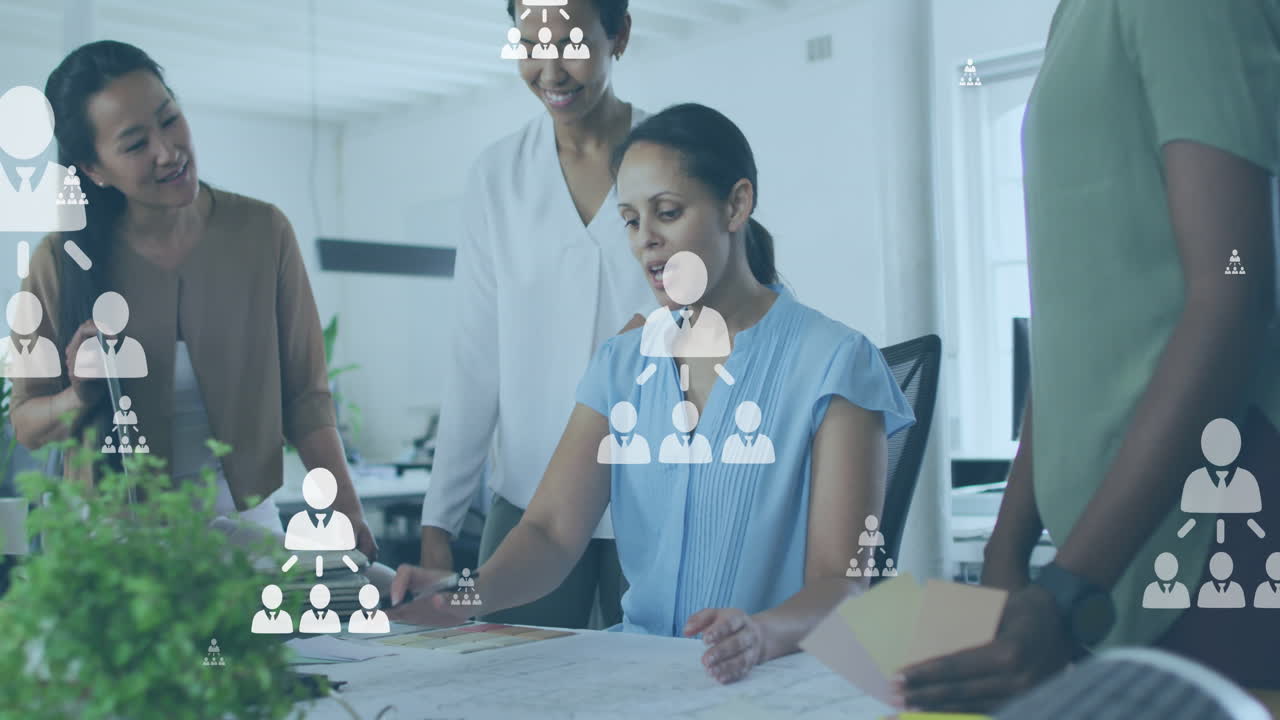 animación de diagramas de flujo de íconos de perfil sobre diversas arquitectas que comparten ideas con sus compañeras de trabajo