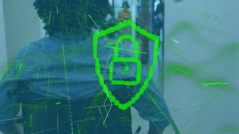 animación de escudo de ciberseguridad sobre personas que trabajan en un entorno de oficina