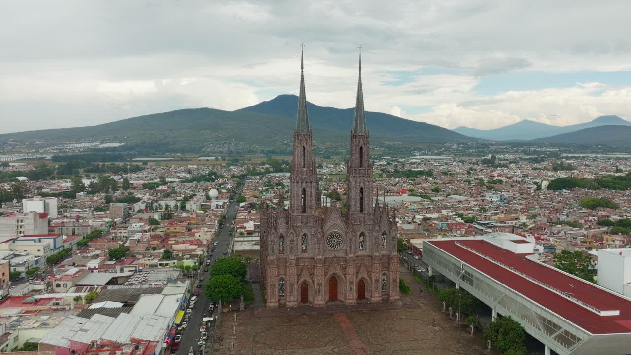 la órbita de un avión no tripulado de una catedral en zamora, michoacán