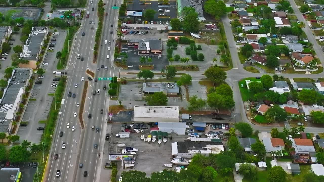Vista aerea di Miami che mostra strade ed edifici pieni di auto