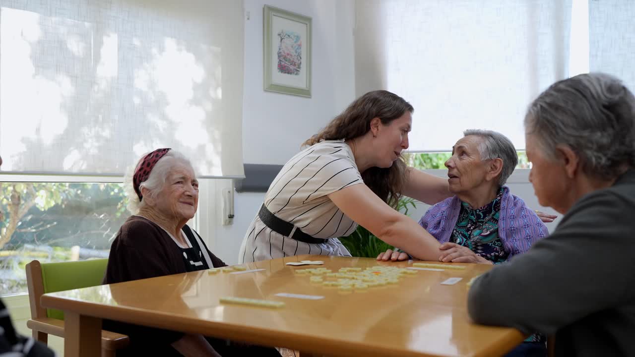 Ancianos abrazándose y jugando a un juego