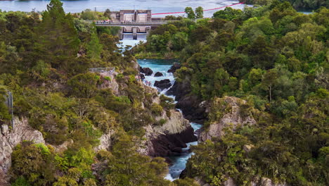 Abriendo-La-Presa-En-La-Central-Eléctrica-De-Aratiatia-En-Nueva-Zelanda-Liberando-Rápidos-Del-Río-Waikato---Increíble-Lapso-De-Tiempo