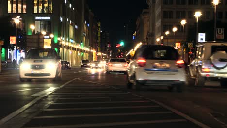 concurrida calle de berlín por la noche