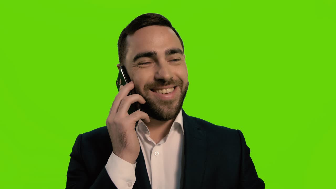 un joven elegante y positivo está hablando por teléfono. primer plano. chromakey.