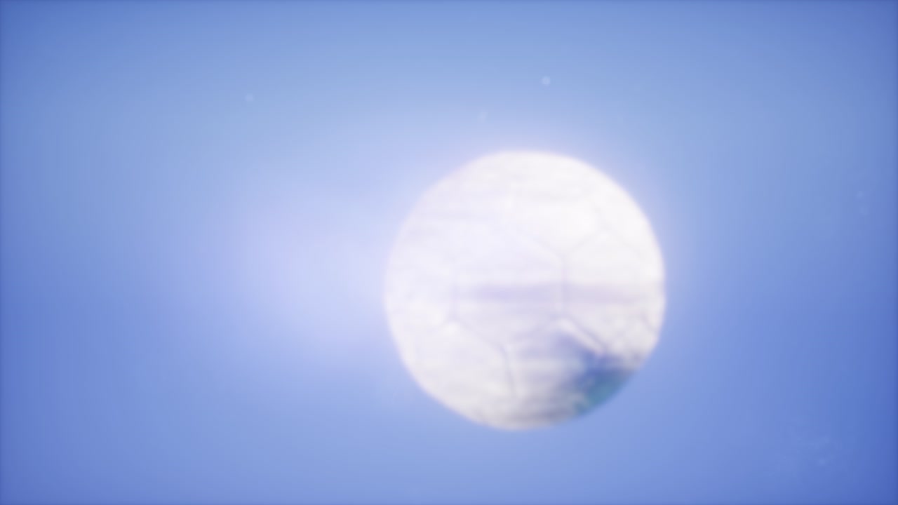 푸른 하늘 배경에 4k 슈퍼 슬로우 모션 비행 축구 공