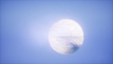 4k súper cámara lenta volando pelota de fútbol en el fondo del cielo azul