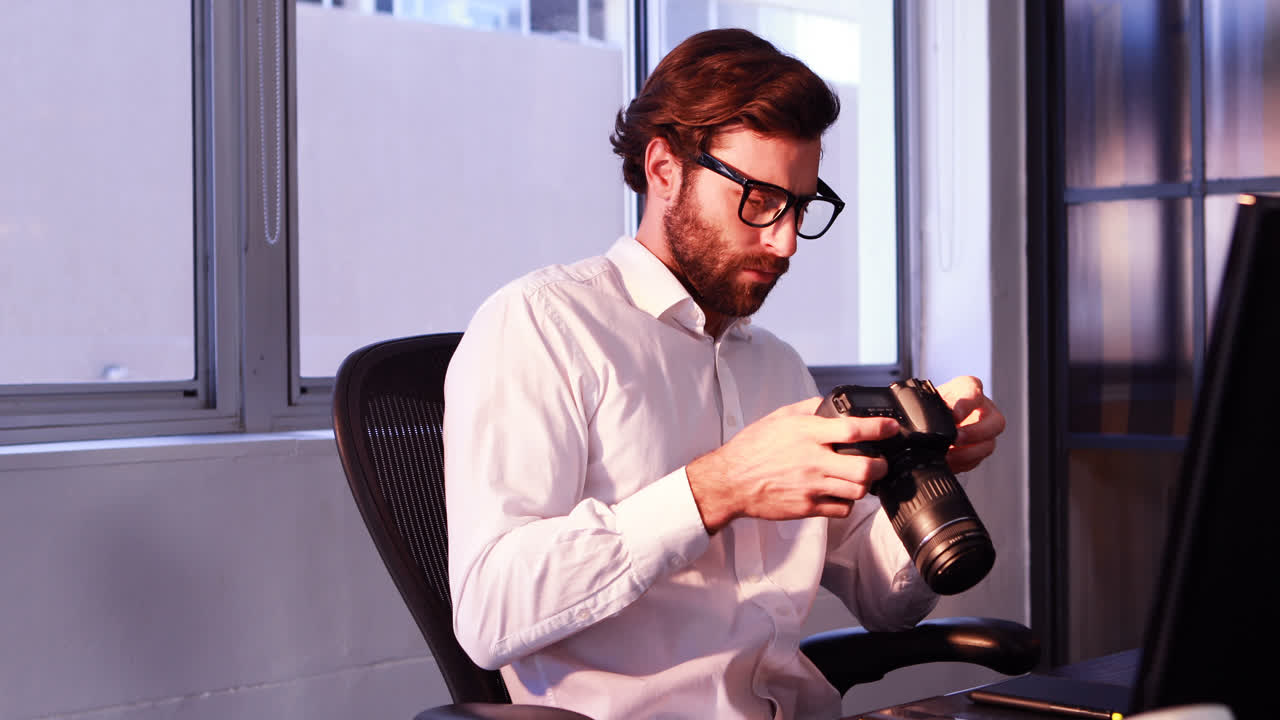 Designer grafico uomo che lavora in ufficio