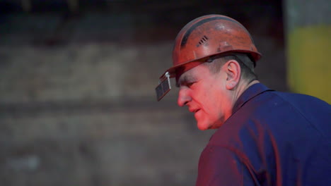 trabajador en una fábrica de metales