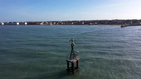 Toma-De-Drones-De-Una-Baliza-Marina-En-La-Costa-De-Couseulles-Sur-Mer