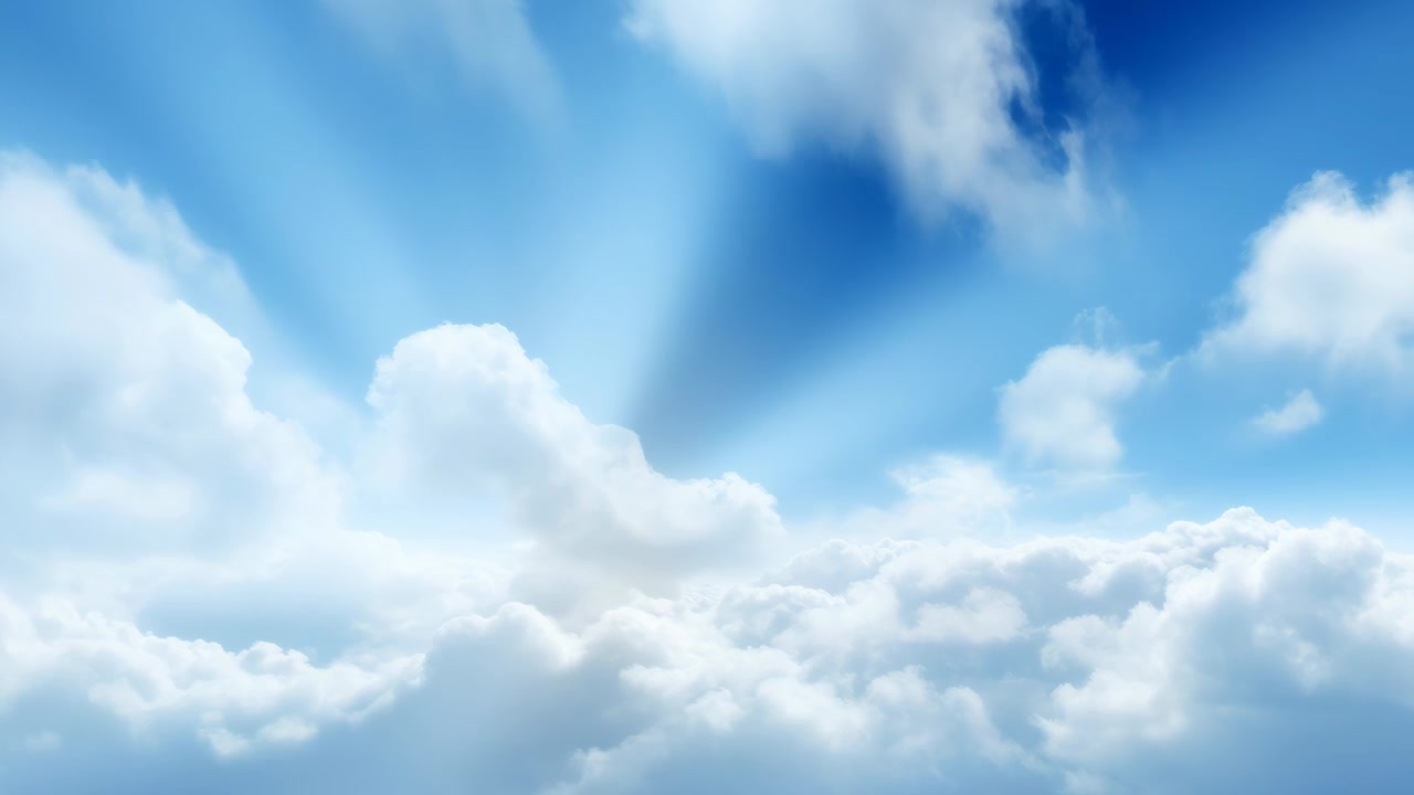 Sonnenstrahlen brechen durch flauschige weiße Wolken am blauen Himmel