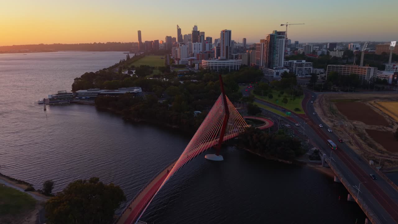 Auto che attraversano East Perth passando accanto al nuovo ponte Boorloo al tramonto
