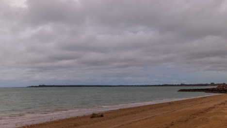 Lapso-De-Tiempo-De-Nubes-De-Tormenta-A-Medida-Que-Se-Mueven-A-Través-De-Una-Playa-En-Darwin,-Territorio-Del-Norte