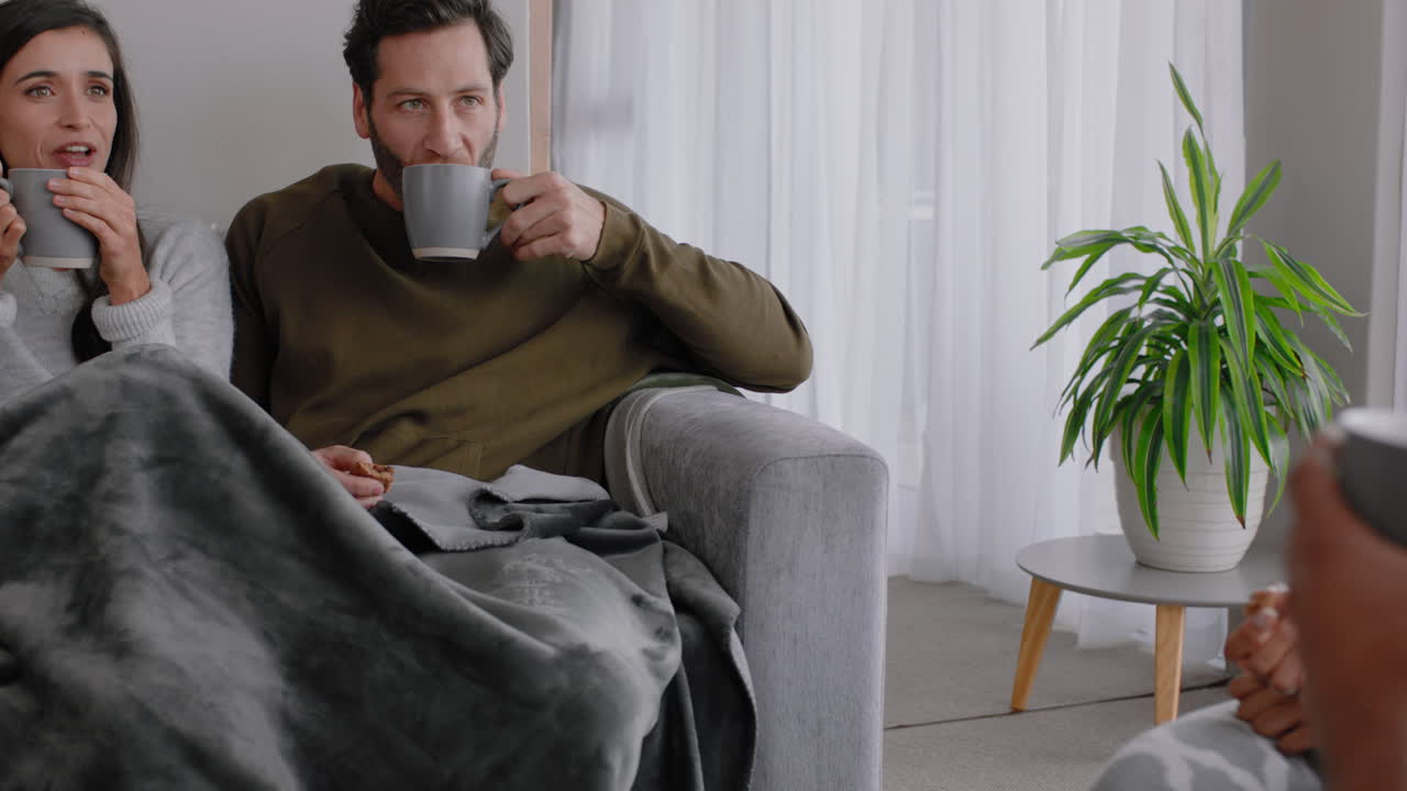 함께 커피를 마시는 친구들, 집에서 휴식을 취하다, 대화를 나누며 주말을 즐기다